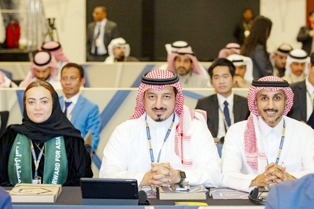 



رئيس الاتحاد السعودي ياسر المسحل والأمين العام إبراهيم القاسم وعضو المجلس لمياء بن بهيان في اجتماع سابق للاتحاد الآسيوي.
