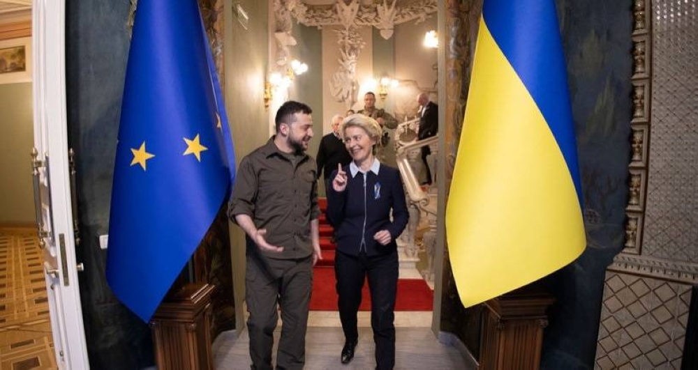  الرئيس الأوكراني فولوديمير زيلينسكي يتحدث مع رئيسة المفوضية الأوروبية أورسولا فون دير لاين 