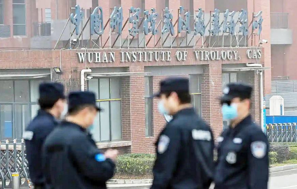 



رجال أمن صينيون أمام معهد ووهان للفايروسات. (وكالات)