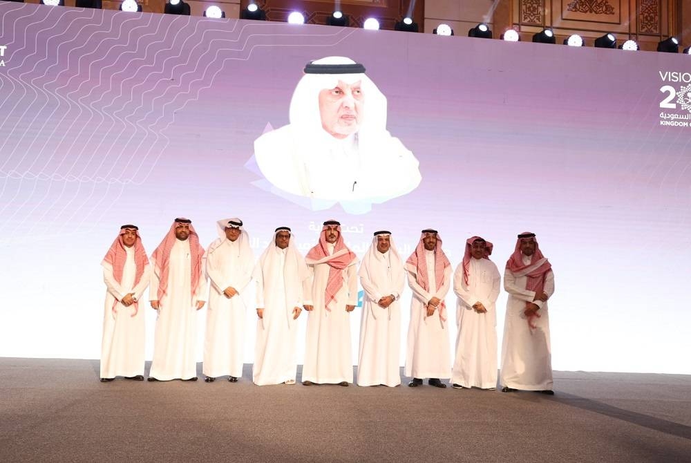 رئيس التحرير الزميل جميل الذيابي والمدير العام عبدالله الحسون مع عدد من المكرمين