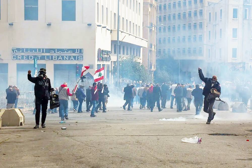 صدامات بين المحتجين وقوى الأمن في وسط بيروت.