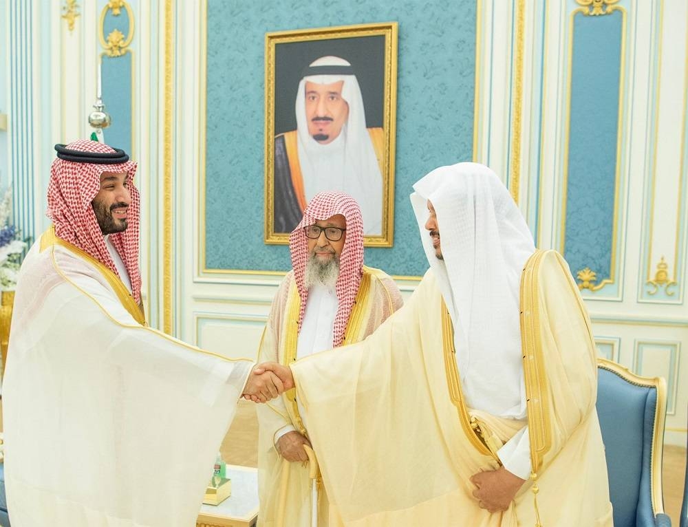 ولي العهد الأمير محمد بن سلمان مستقبلا المهنئين بشهر رمضان المبارك.