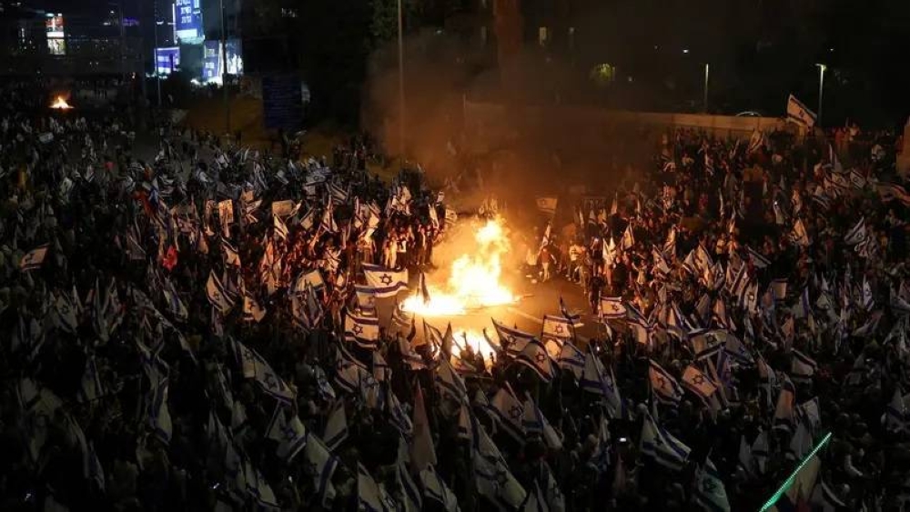 شوارع القدس وتل أبيب تشتعل ناراً احتجاجاً على قرارات نتنياهو.