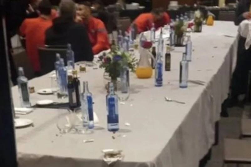 أعضاء منتخب المغرب يظهرون خلال تناول وجبة السحور في الفيديو الذي قام عامل الفندق بتصويره ونشره.