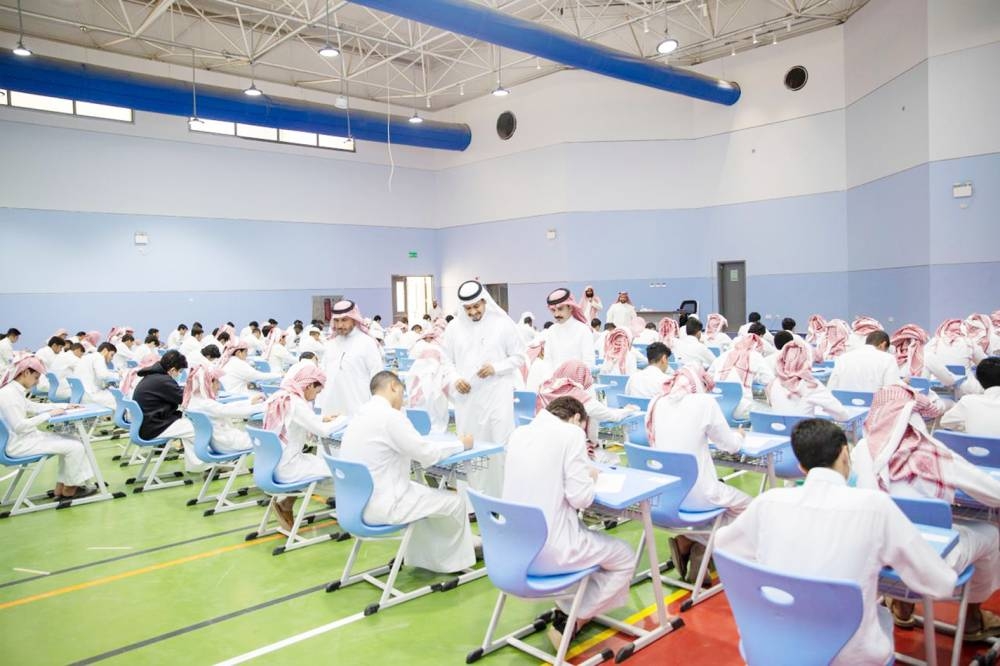 معلمون بمدارس الرياض يتابعون اختبارات طلاب الثانوية. 