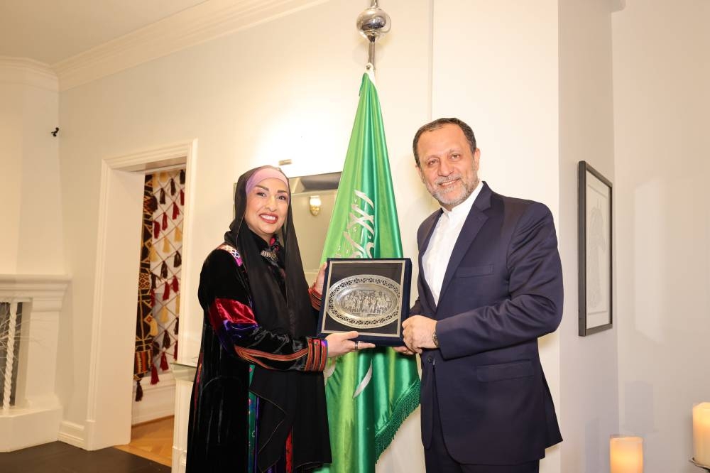 سفيرة السعودية في النرويج آمال المعلمي تكرم خلال  السفير الإيراني بعد  مأدبة افطار أقامته بمقر السفارة.