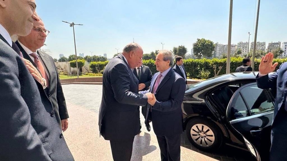 وزير الخارجية المصري مرحباً بنظيره السوري.