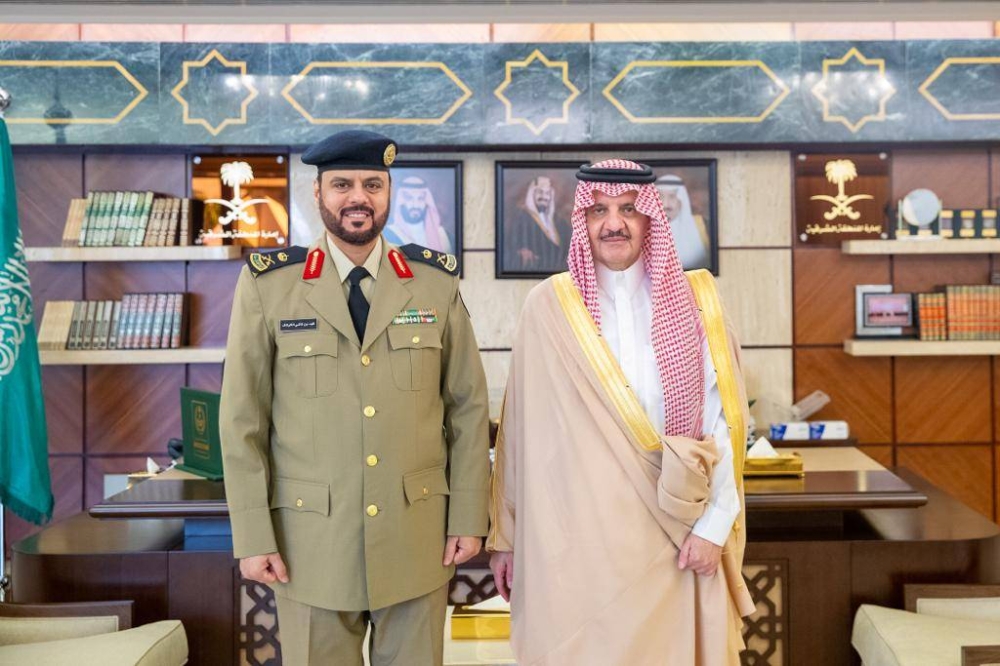 الأمير سعود بن نايف واللواء الكرناف عقب تقلده رتبته الجديدة. (عكاظ) 