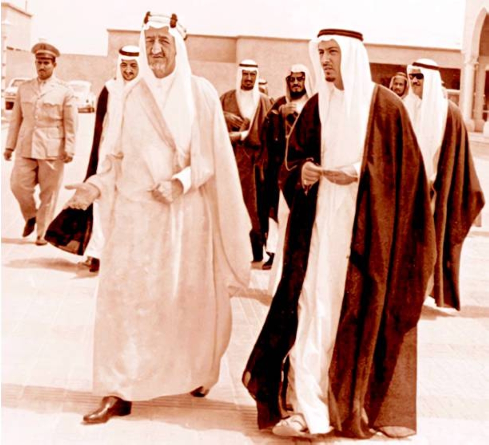 



السيد أحمد مرافقاً الملك فيصل بن عبدالعزيز في مطلع السبعينيات.