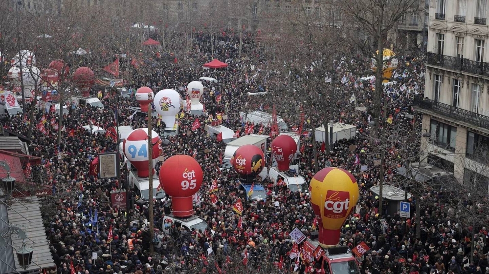 



احتشد عدد كبير من الفرنسيين للتظاهر ضد قانون إصلاح نظام التقاعد.