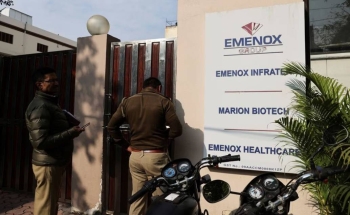 



الشرطة الهندية تحرس مقر شركة أدوية تسبب أحد عقاقيرها في وفيات في أوزبكستان. (وكالات)