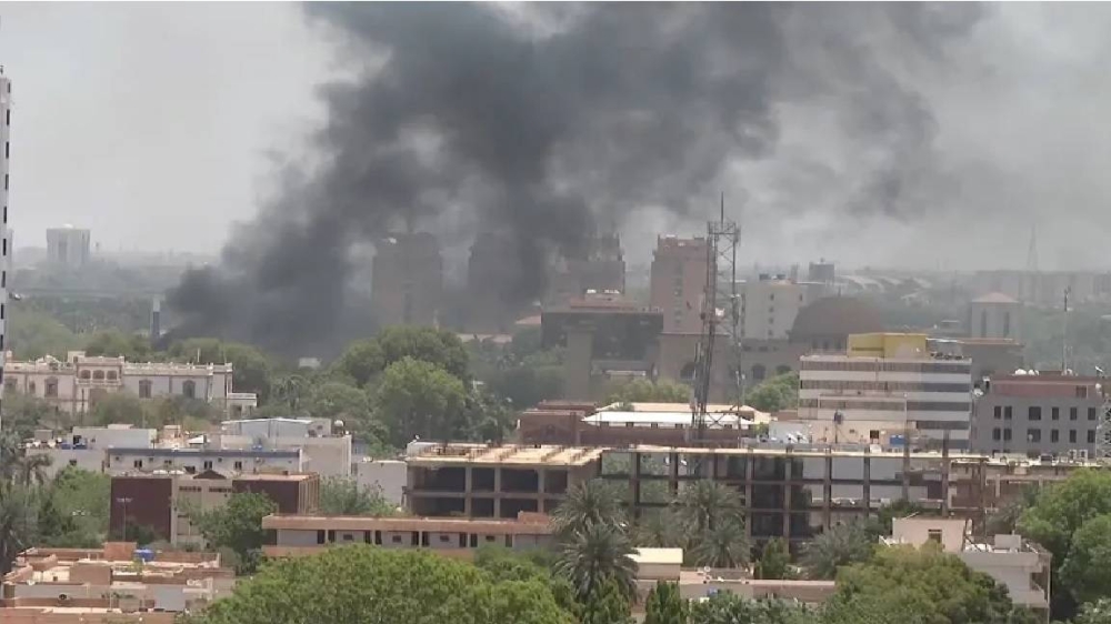 الدخان يتصاعد جراء الاشتباكات المسلحة في الخرطوم.