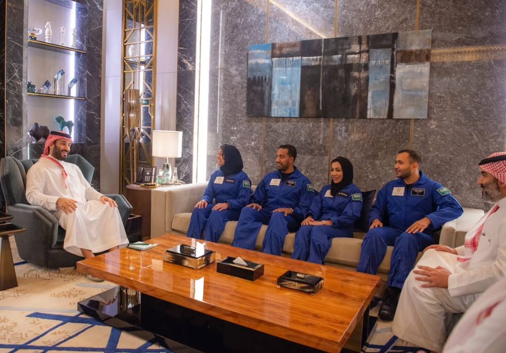 ولي العهد يستقبل رواد الفضاء السعوديين.