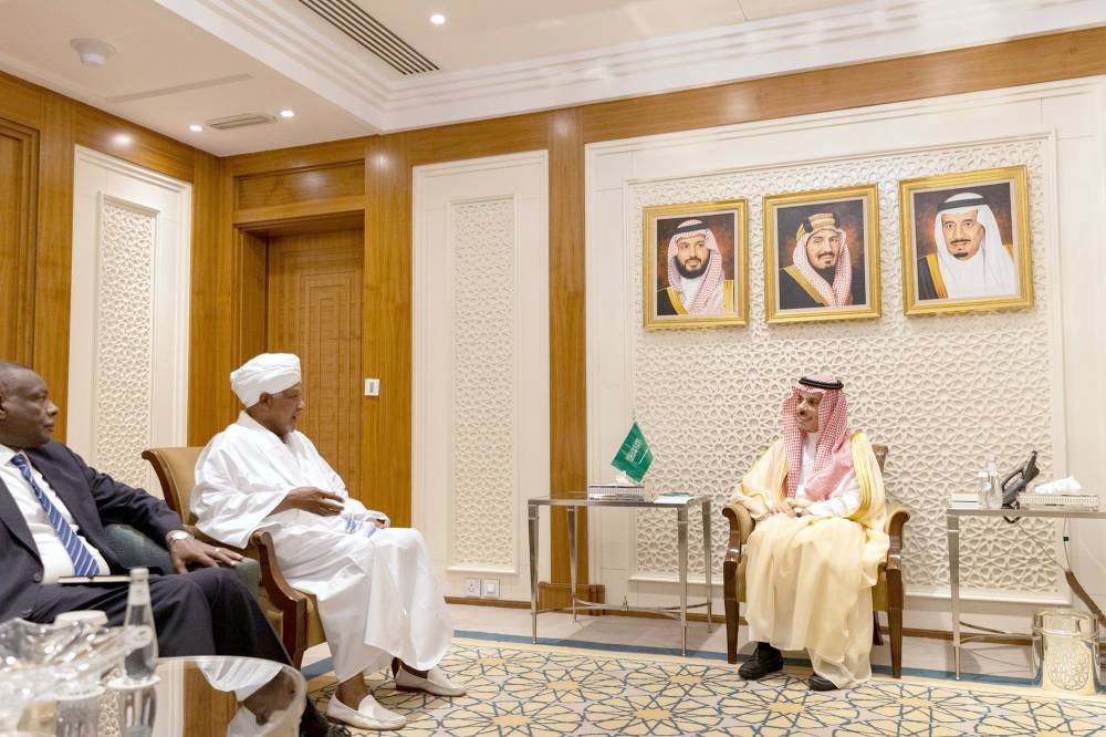 



وزير الخارجية خلال استقباله السفير دفع الله الحاج في الرياض أمس. (واس)