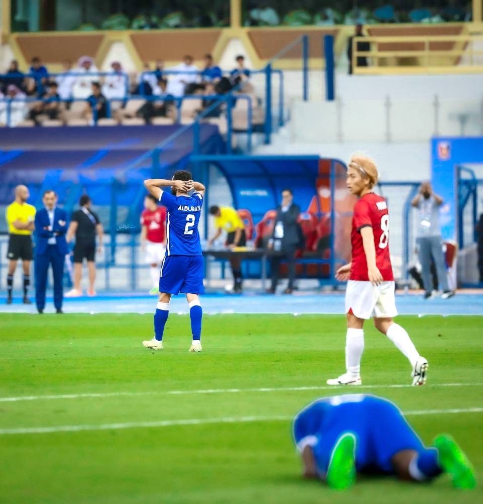 



حسرة لاعبي الهلال بعد أن فرطوا في فرصة حسم النهائي الآسيوي من الرياض. (تصوير: مشاري الخليل HFC45@)