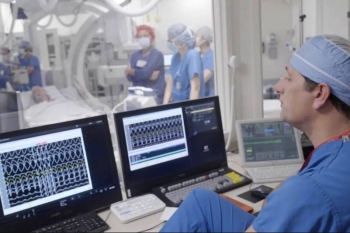 



كوكوليتش يتهيأ قبل بدء استخدام الأشعة على أحد مرضاه. (وكالات)