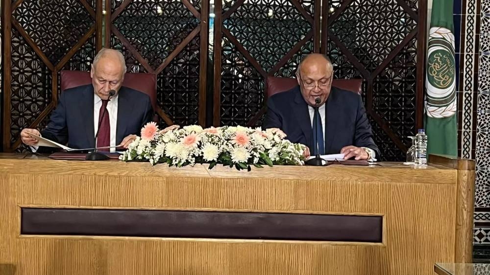 أبو الغيط وسامح شكري خلال مؤتمر صحفي في مقر الجامعة العربية.
