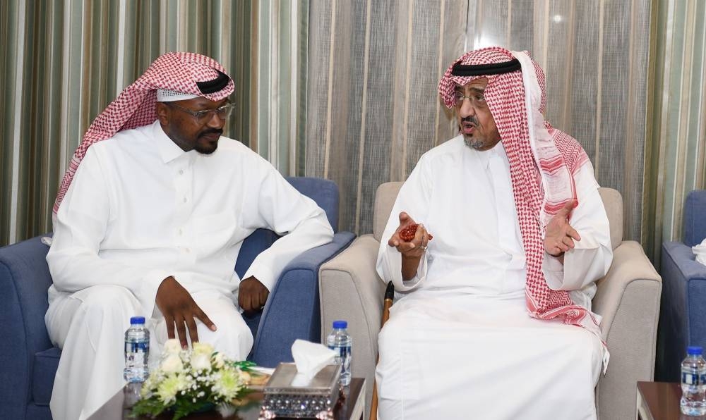 

الأمير تركي العبدالله الفيصل ورئيس النادي الأهلي وليد معاذ خلال اجتماع سابق في بداية الموسم.