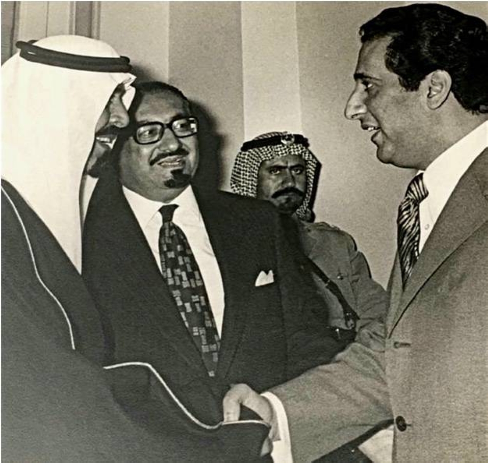 



الشيخ سلمان مع الملك عبدالله بن عبدالعزيز في لندن يتوسطهما السفير السعودي عبدالرحمن الحليسي.