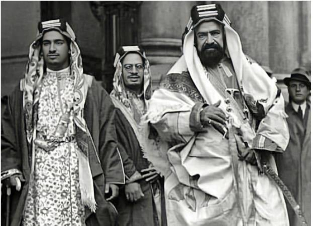



جده الشيخ حمد بن عيسى بن علي، ووالده الشيخ دعيج بن حمد في أدنبرة بأسكتلندا عام 1932.