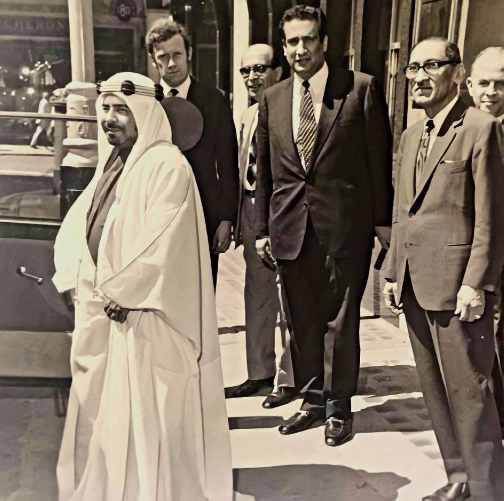 



الشيخ سلمان في لندن مودعاً الأمير الراحل الشيخ عيسى بن سلمان آل خليفة.