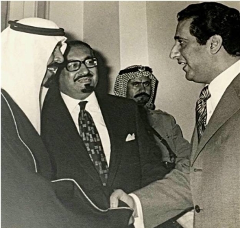 



الشيخ سلمان مع الملك عبدالله بن عبدالعزيز في لندن يتوسطهما السفير السعودي عبدالرحمن الحليسي.