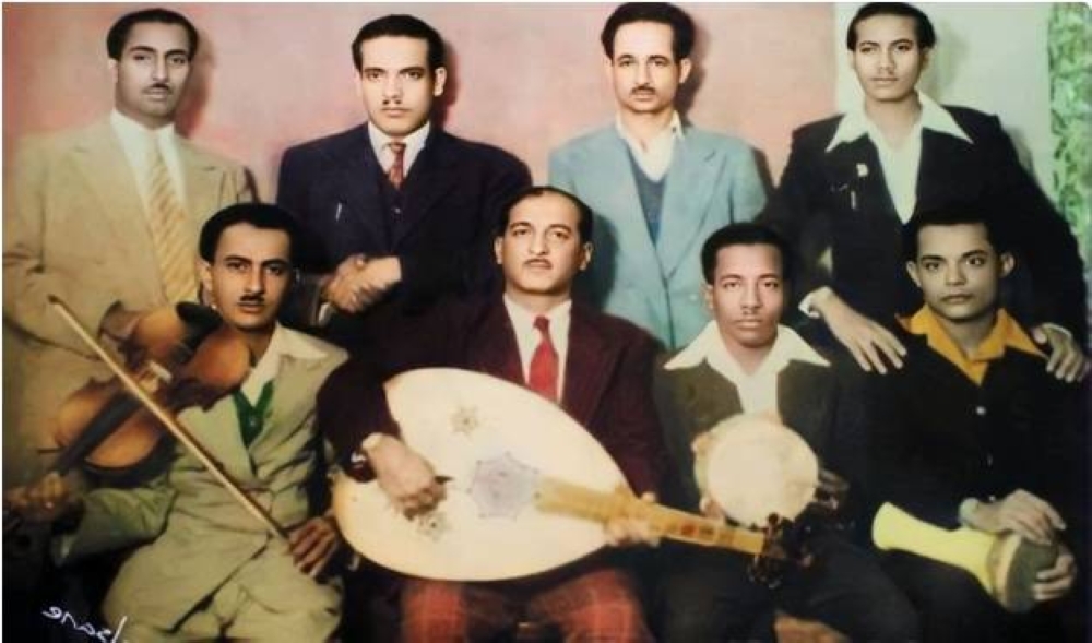 



خان وسط فرقته الموسيقية في عدن في خمسينيات القرن الماضي.