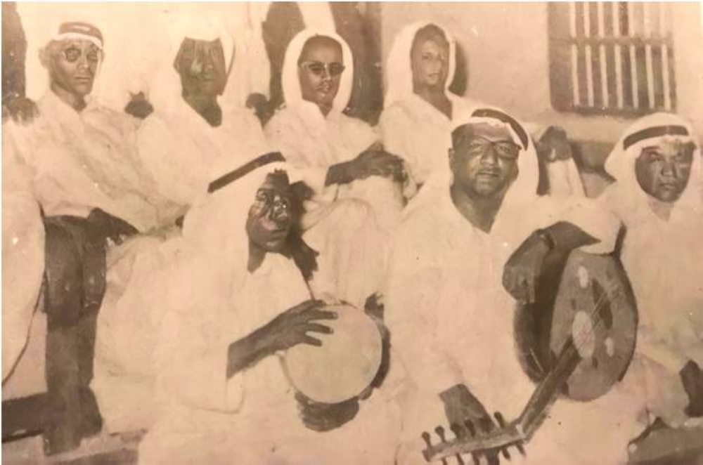 



خان (في الوسط) بالزي الكويتي إبان زيارته الكويت عام 1960.