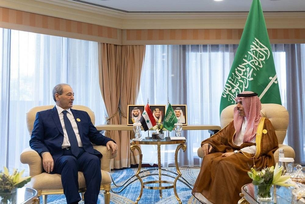 وزير الخارجية السعودي الأمير فيصل بن فرحان ملتقيا نظيره السوري