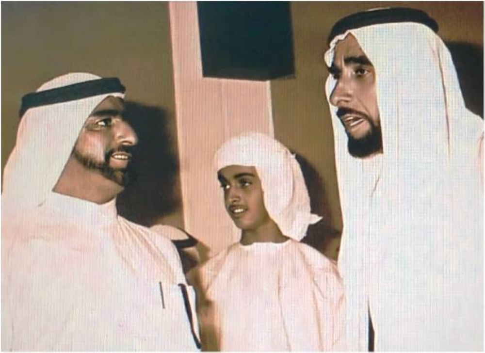 



الشيخ محمد بن زايد يتوسط والده والشيخ أحمد بن حامد في السبعينات.