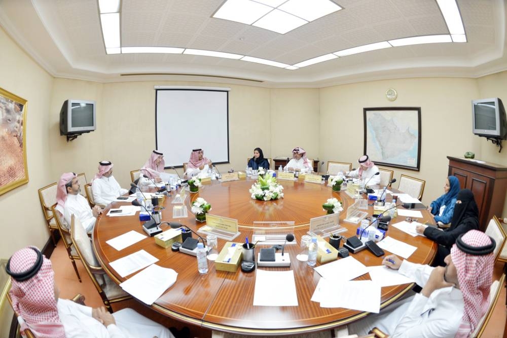 



لجنة التجارة والاستثمار في المجلس خلال مناقشتها التقرير السنوي لـ«المحتوى المحلي». (الشورى)
