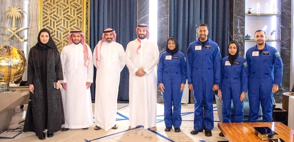 ولي العهد خلال استقباله رواد الفضاء السعوديين. (أرشيف واس)