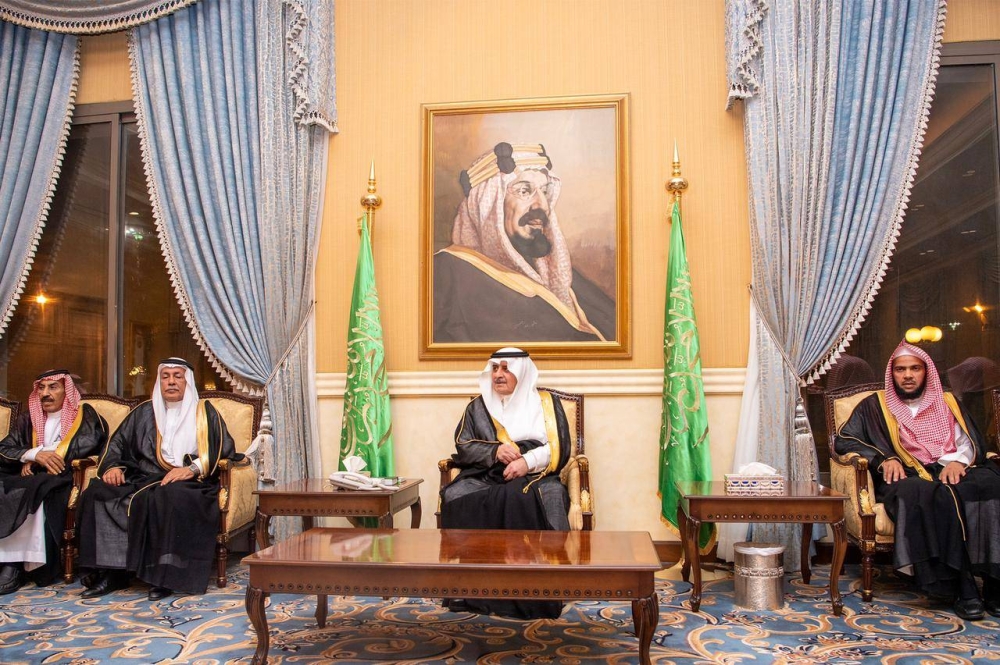 



الأمير فهد بن سلطان مستقبلاً رؤساء المحاكم والمواطنين.