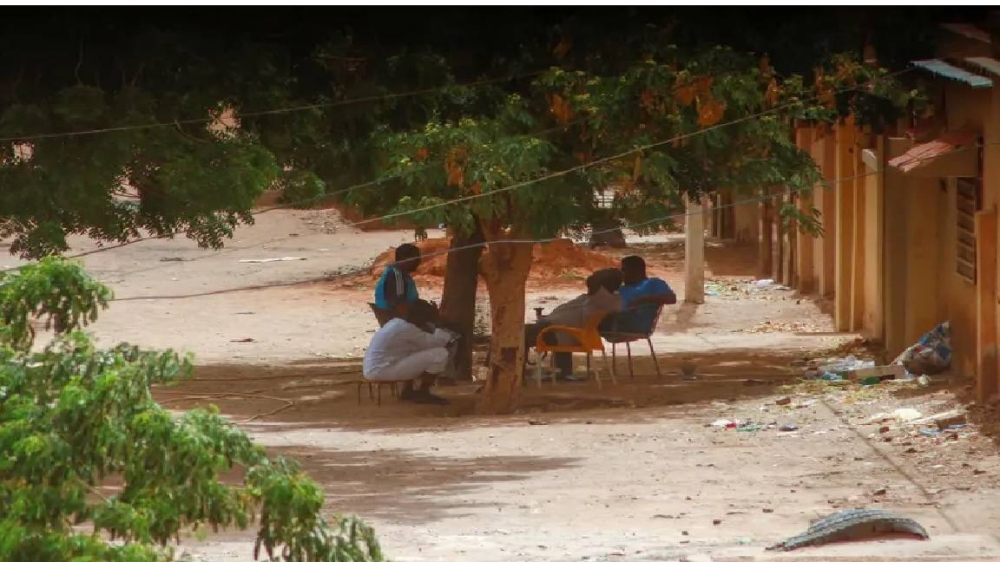 سودانيون في أحد شوارع الخرطوم.