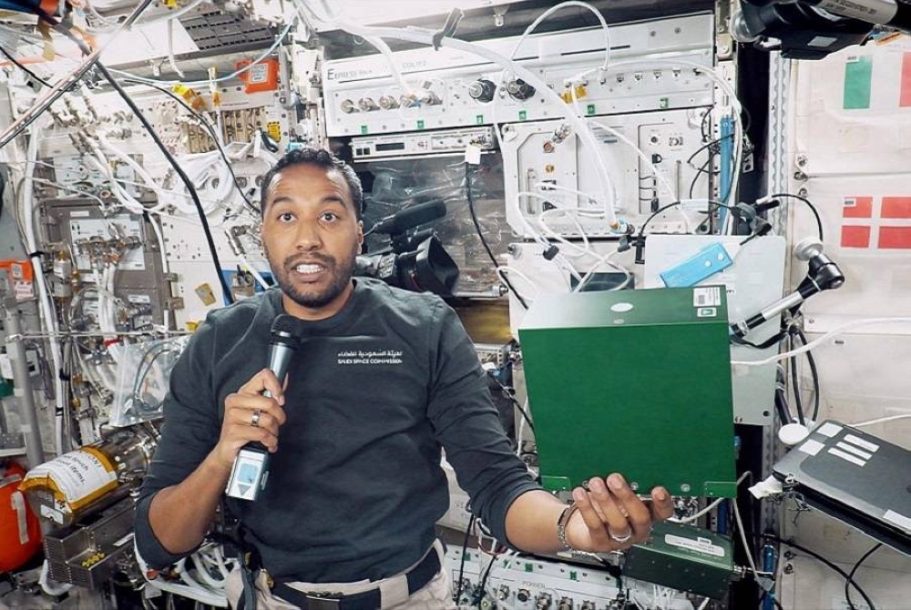رائد الفضاء السعودي علي القرني في محطة الفضاء الدولية