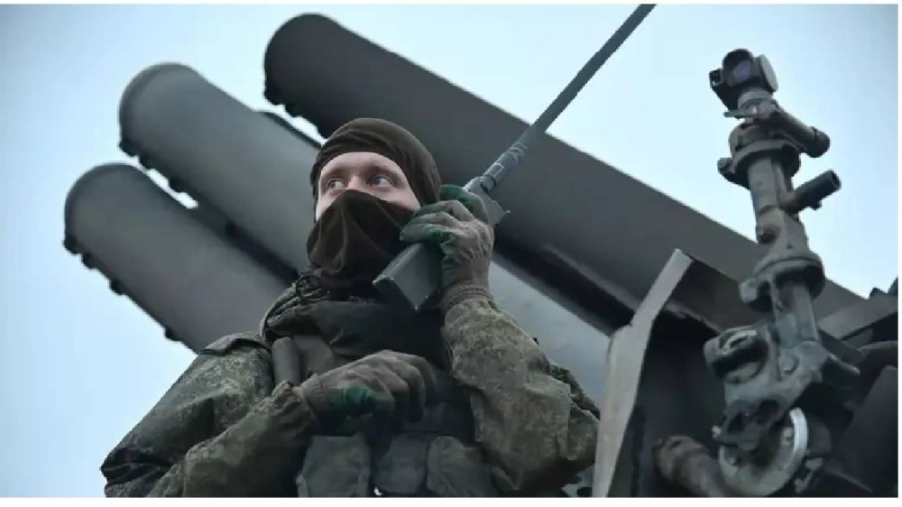 جندي روسي في الأراضي الأوكرانية.