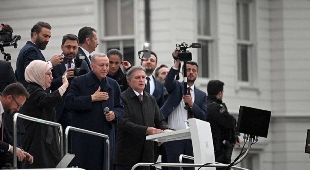أردوغان متحدثاً لأنصاره من شرفة منزله في إسطنبول اليوم.