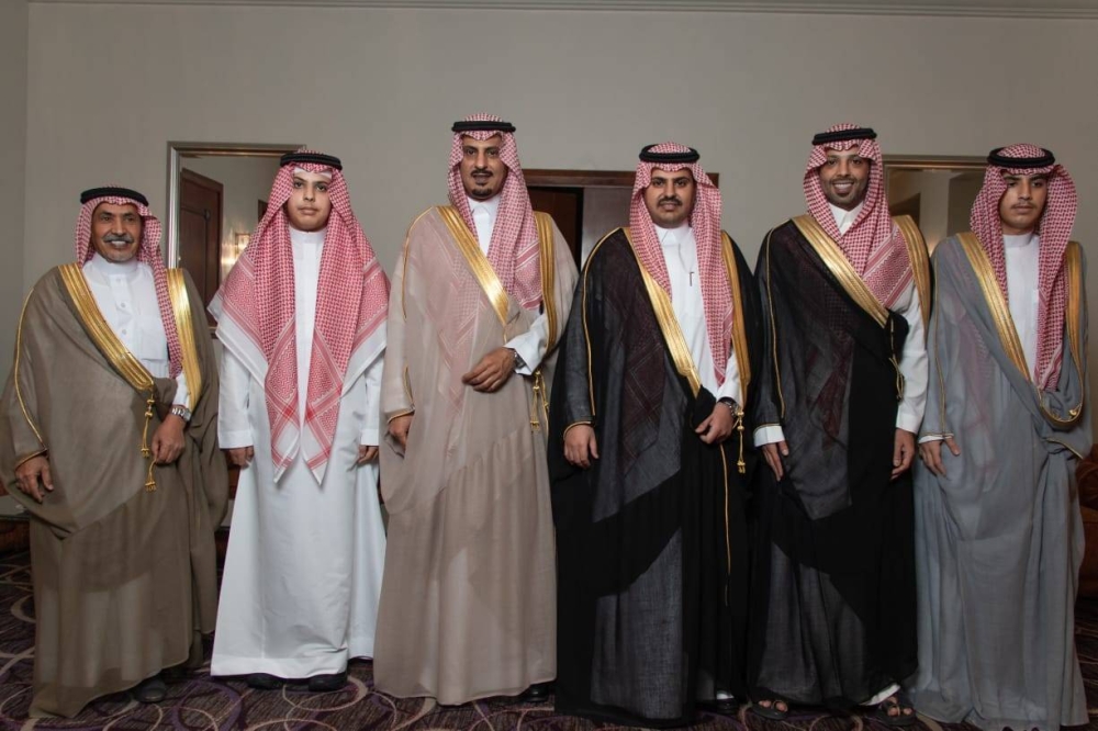 الأمير سلطان بن ناصر ونجلاه نايف وممدوح مع العريس ووالده. 