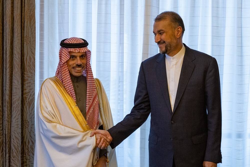 وزير الخارجية السعودي الأمير فيصل بن فرحان ملتقيا نظيره الإيراني