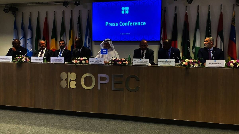 وزراء الطاقة في دول منظمة أوبك خلال المؤتمر الصحفي عقب اجتماعاتهم اليوم