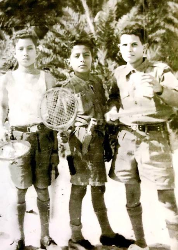 



عنقاوي مع اثنين من زملائه في معسكر كشفي بوادي فاطمة 1957.