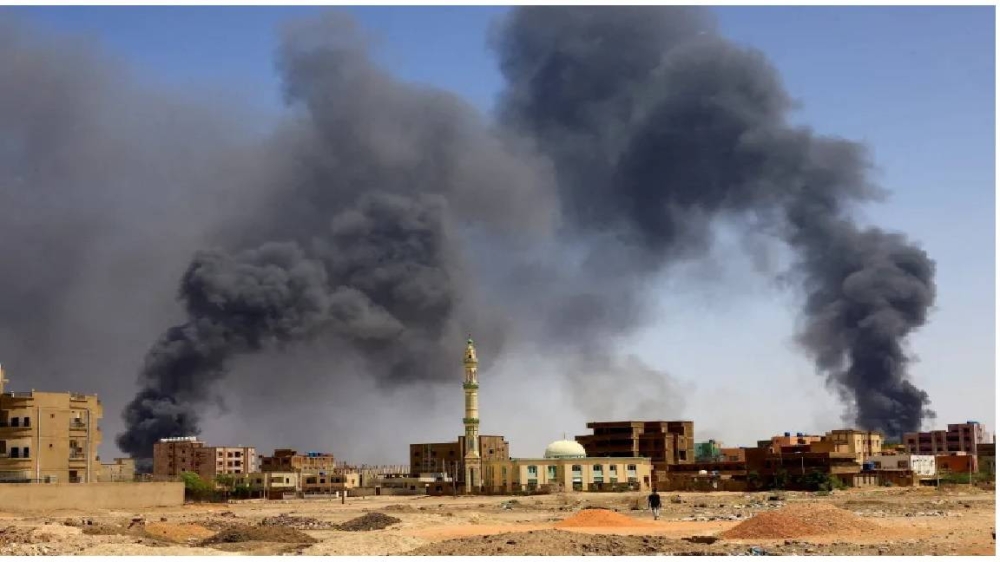أعمدة الدخان تتصاعد شمال الخرطوم مع تجدد الاشتباكات بين الجيش والدعم السريع. (وكالات)