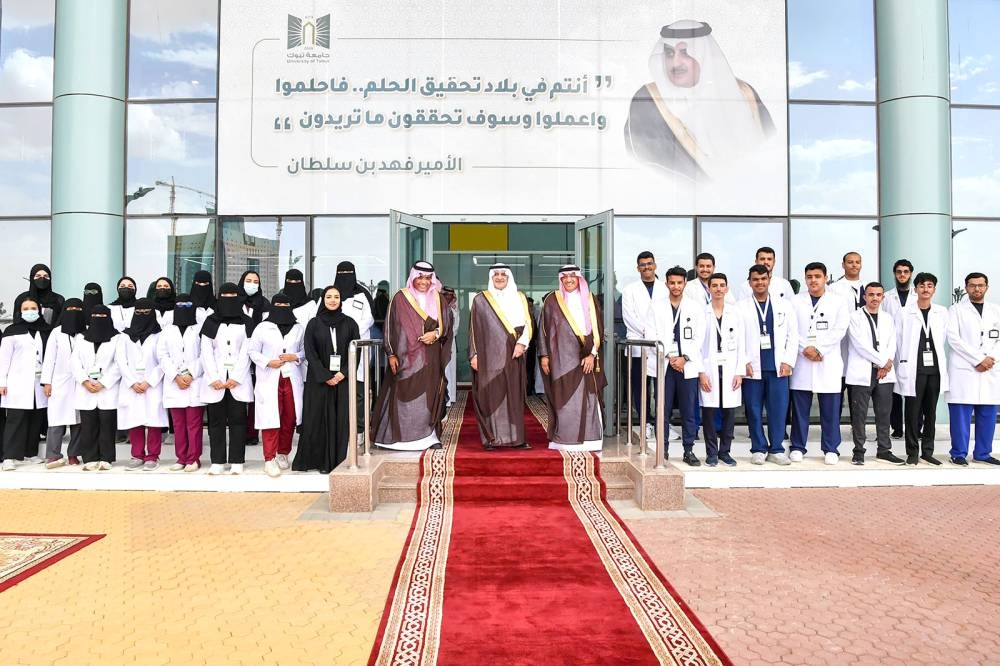 



الأمير فهد بن سلطان مع مجموعة من الطلاب والطالبات خلال تدشينه مشاريع جامعة تبوك. (عكاظ)