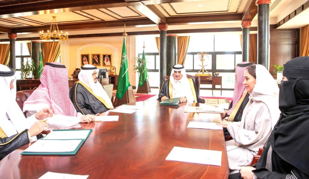 



أمير تبوك خلال ترؤسه اجتماع لجنة جائزة الأمير فهد بن سلطان. (عكاظ)