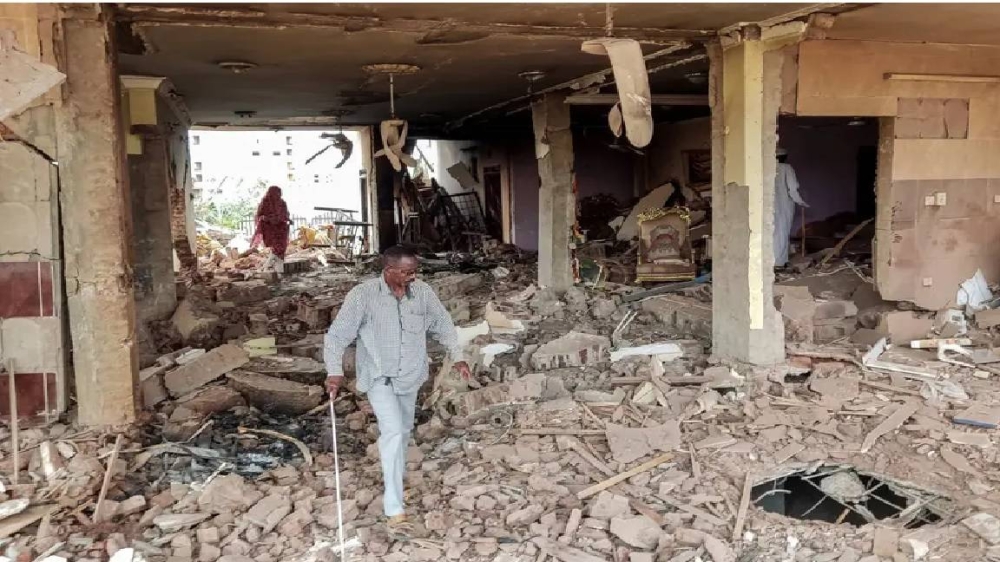 سوداني يتفقد الأضرار التي لحقت بالمنازل جراء الاشتباكات في الخرطوم.