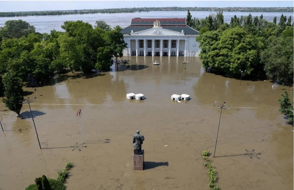 



المياه أغرقت القرى المحيطة بسد نوفا كاخوفكا.