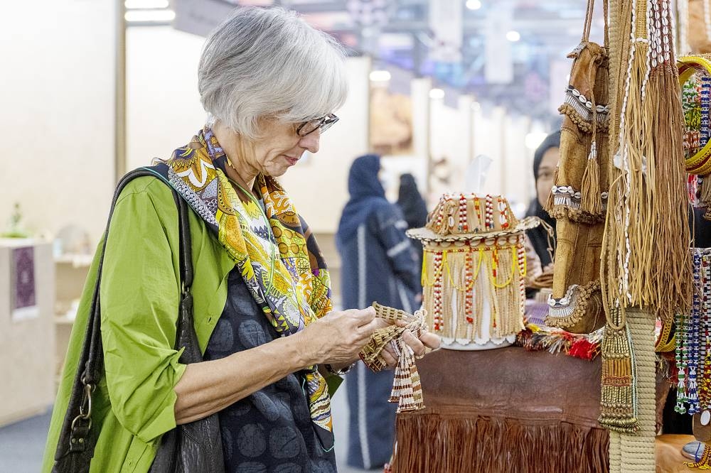 



زائرة تتجول في المعرض الحرفي خلال الأسبوع السعودي الدولي للحرف اليدوية.