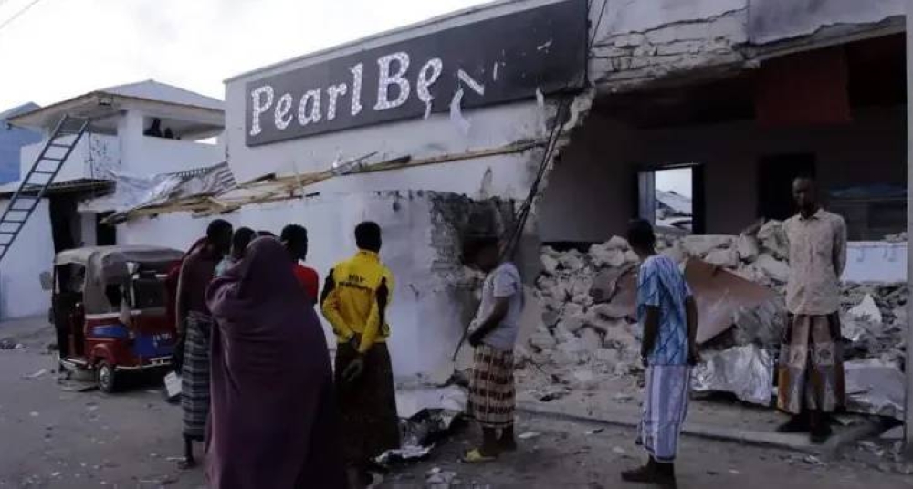 مدنيون يشاهدون اثار الهجوم الذي استهدف فندق في الصومال