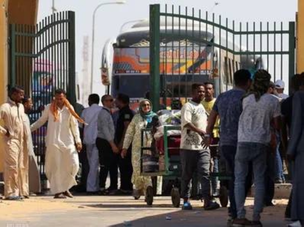سودانيون على الحدود مع مصر