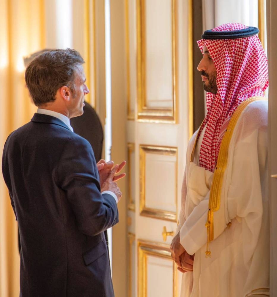 حديث ثنائي جانبي بين ولي العهد الأمير محمد بن سلمان والرئيس الفرنسي
